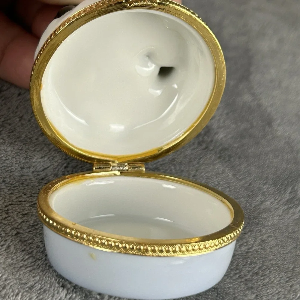 Vintage Penguin Family Porcelain Hinged Trinket Box Iceberg Gold Tone Clasp